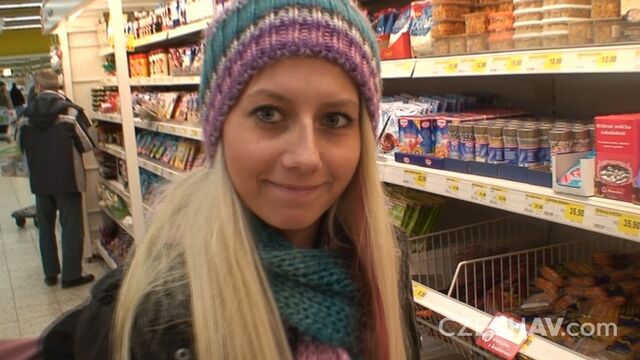 Моет  блондиночку чтобы  потрахать