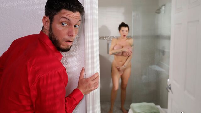 Застукал  милфу Джослин Джеймс (Joslyn James) и отодрал в анал