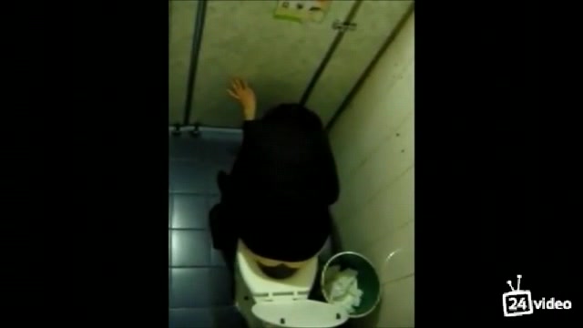 Пьяная в туалете